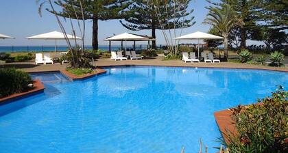 Hibiscus Villa - Spacious beachfront studio, private courtyard