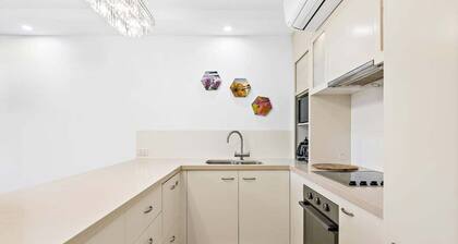 St Tropez 8 - Waterfront Retreat with Rooftop Spa & Sauna