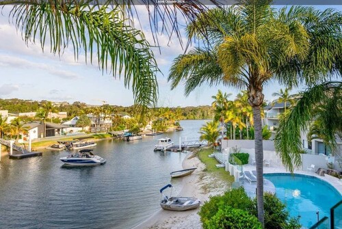 St Tropez 8 - Waterfront Retreat with Rooftop Spa & Sauna