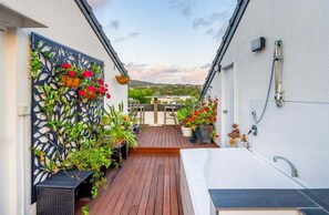 Terrace/patio - St Tropez 8 - Waterfront Retreat with Rooftop Spa & Sauna (Noosa)