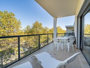 Outdoor dining - 2BR Albur Village with Pool & Balcony (Alvor)