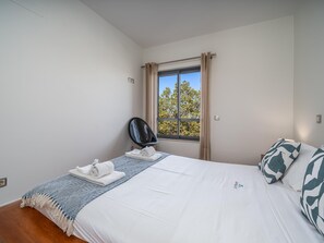 2 quartos, ferros/tábuas de passar roupa, acesso à internet