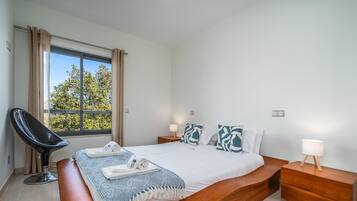 2 bedrooms, iron/ironing board, internet, bed sheets