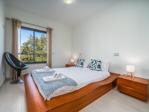 2 عدّة غرف نوم ومكواة/لوح كي وخدمة الإنترنت وملاءات أسرّة