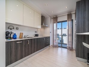 Fridge, microwave, oven, dishwasher - 2BR Albur Village with Pool & Balcony (Alvor)