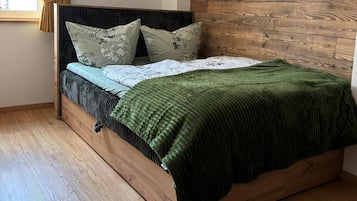 Apartment | 2 bedrooms, iron/ironing board, bed sheets