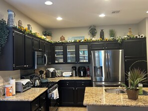 Fridge, microwave, oven, stovetop - Amazing Grace Vacation Home (Las Vegas)