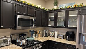 Kjøleskap, mikrobølgeovn, ovn og kokeplater