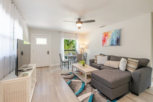 The Roaring Palm - Light and Airy Oasis