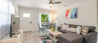 The Roaring Palm - Light and Airy Oasis