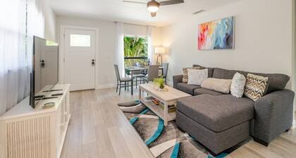 The Roaring Palm - Light and Airy Oasis