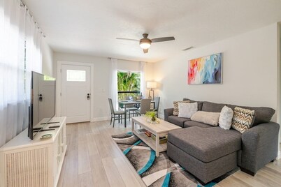 The Roaring Palm - Light and Airy Oasis