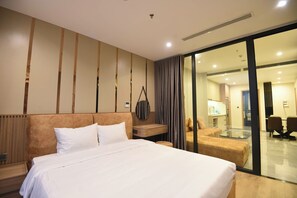 2 makuuhuonetta, tallelokero huoneessa, työpöytä, silitysrauta/-lauta