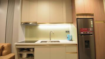 冰箱、微波炉、电热水壶、厨具/餐具