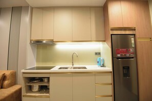 Kühlschrank, Mikrowelle, Wasserkocher, Kochgeschirr/Geschirr/Besteck