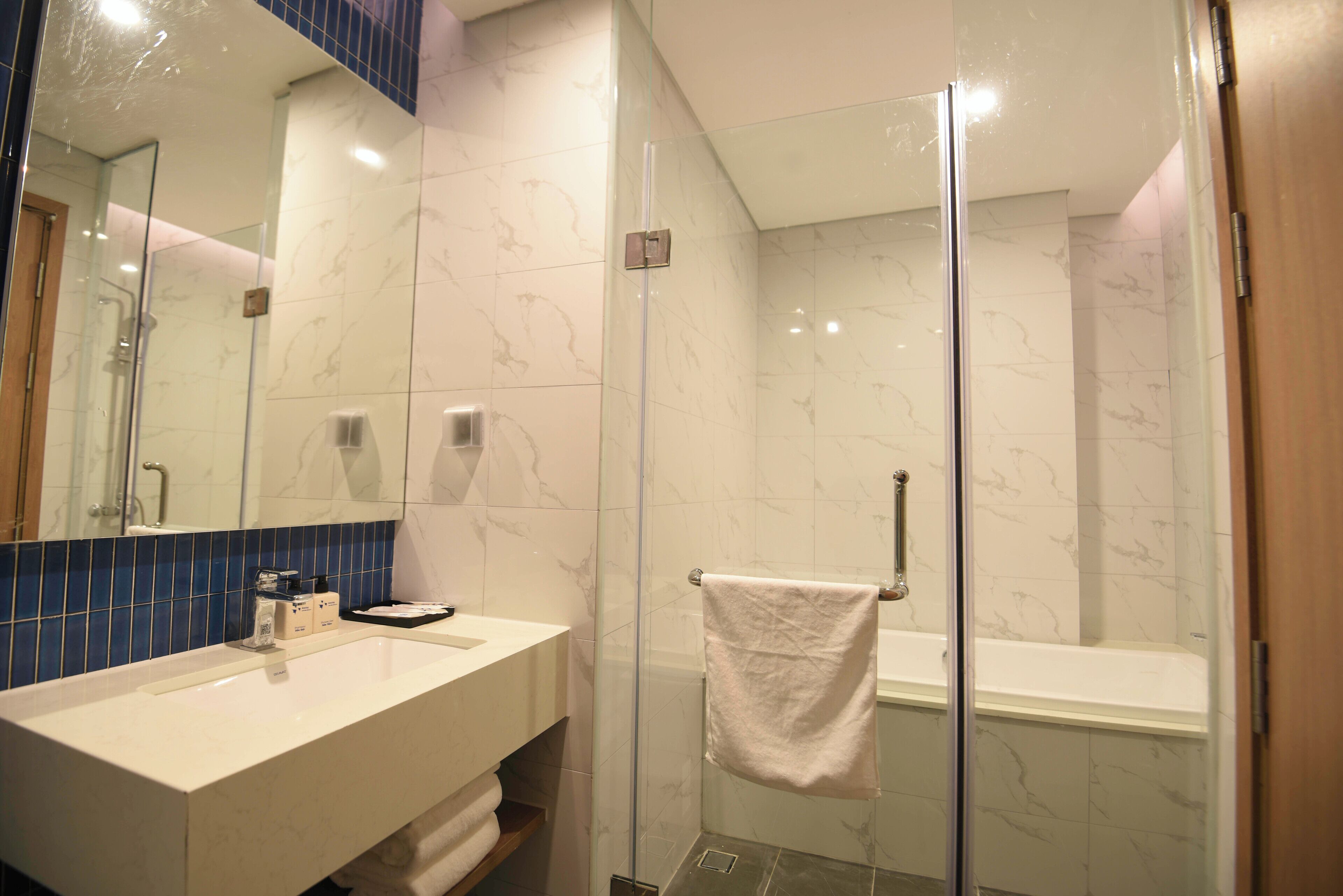 Een douche, een bubbelbad,  milieuvriendelijk toiletgerief