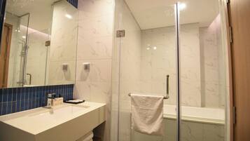 Een douche, een bubbelbad, milieuvriendelijk toiletgerief