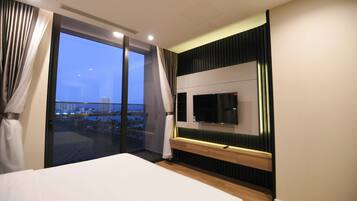 2 bedrooms, in-room safe, desk, iron/ironing board