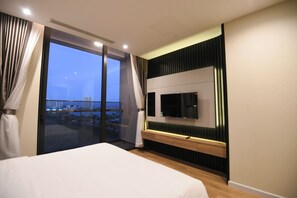 2 bedrooms, in-room safe, desk, iron/ironing board