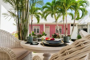 تناول الطعام بالخارج