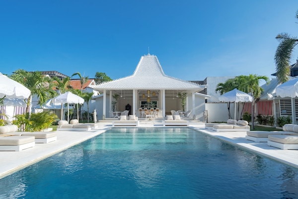 Kolam renang outdoor