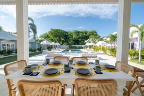 Outdoor dining - RIA ULUWATU Tropical Chic Hotel (Pecatu)