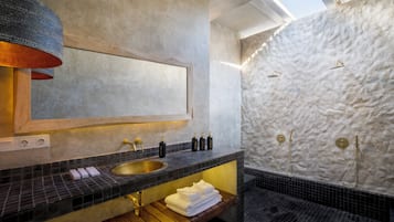 Kamar Double Premier | Kamar mandi | Sabun, sampo, dan tisu toilet