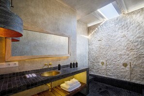 Premier Double Room | Bathroom | Soap, shampoo, toilet paper - RIA ULUWATU Tropical Chic Hotel (Pecatu)