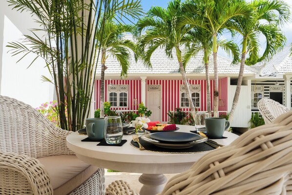 خزنة داخل الغرفة وواي فاي مجانًا