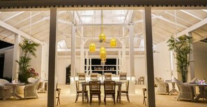 Outdoor dining - RIA ULUWATU Tropical Chic Hotel (Pecatu)