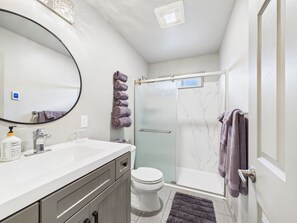 Douche, séchoir à cheveux, serviettes fournies