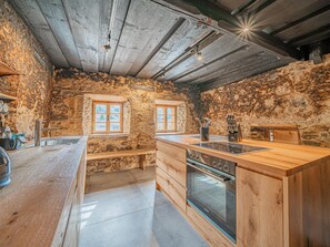 Fridge, microwave, oven, stovetop - Historic chalet with garden and lots of charm (Matrei in Osttirol)