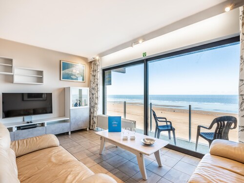 Spacious family flat with sea view