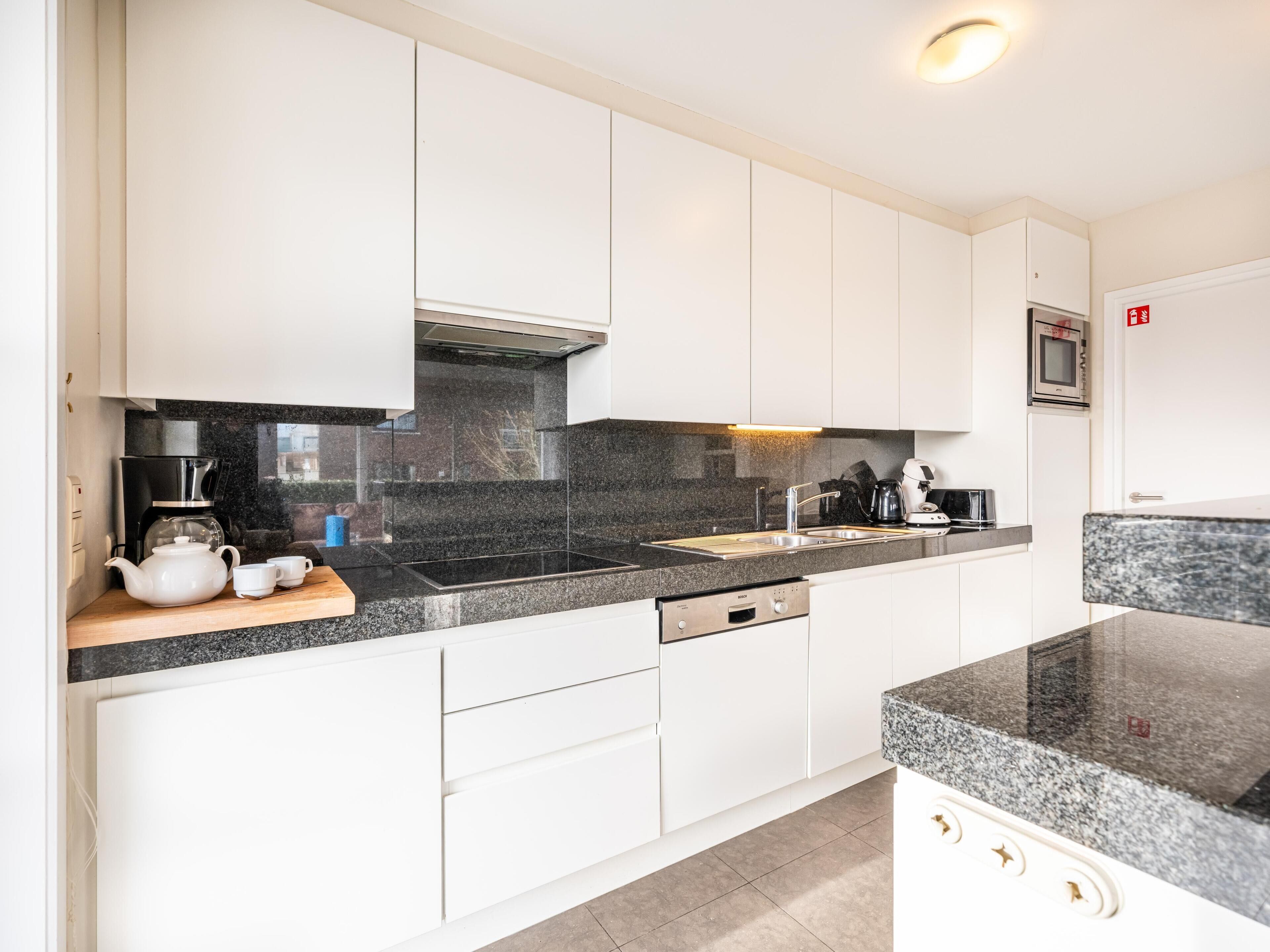 Een koelkast, een microgolfoven, een kookplaat, een vaatwasser