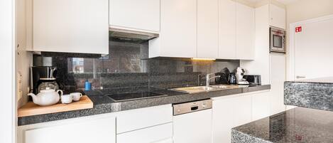 Fridge, microwave, stovetop, dishwasher