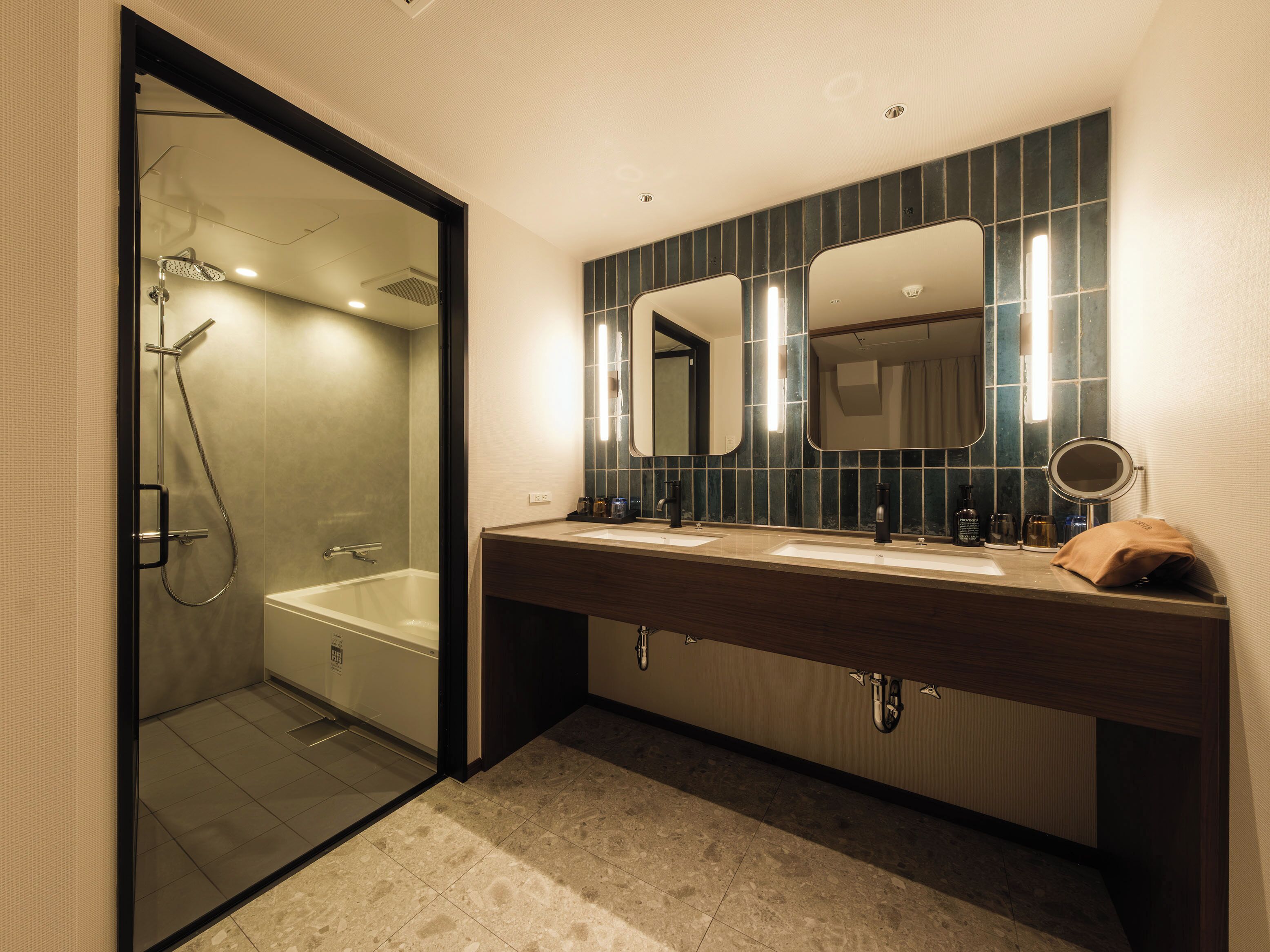 Corner Family Room, Non Smoking | Bathroom | Free toiletries, hair dryer, slippers, towels