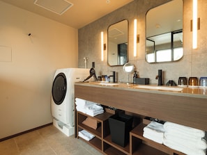 Kamar, Bebas Asap Rokok (EN Suite) | Kamar mandi | Perlengkapan mandi gratis, pengering rambut, sandal, dan handuk