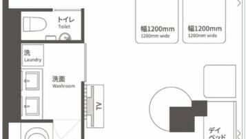 Grundriss eines Hotelzimmers mit Toilette, Waschmaschine, Bad, Küchenzeile, Kühlschrank und Tagesbett.