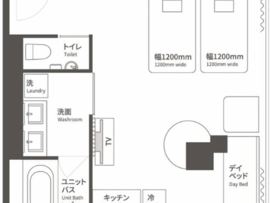 Grundriss eines Hotelzimmers mit Toilette, Waschmaschine, Bad, Küchenzeile, Kühlschrank und Tagesbett.