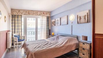 3 slaapkamers, een strijkplank/strijkijzer, internet