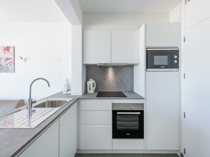 Fridge, microwave, oven, stovetop - Stylish flat with sea view (Koksijde)