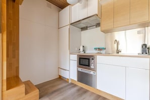 Private kitchen - Romantic Loft + Outdoor Cinema |Minutes to Beach & Airport (Camden Park)