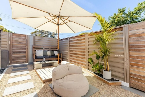 Terrace/patio - Romantic Loft + Outdoor Cinema |Minutes to Beach & Airport (Camden Park)