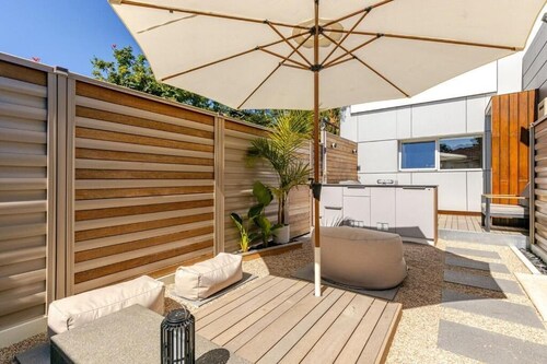 Romantic Loft + Outdoor Cinema |Minutes to Beach & Airport