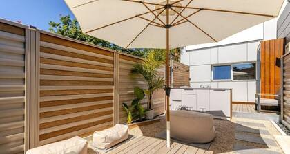 Romantic Loft + Outdoor Cinema |Minutes to Beach & Airport