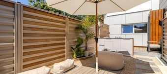 Romantic Loft + Outdoor Cinema |Minutes to Beach & Airport