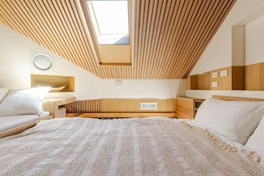 1 bedroom, iron/ironing board, WiFi, bed sheets - Romantic Loft + Outdoor Cinema |Minutes to Beach & Airport (Camden Park)