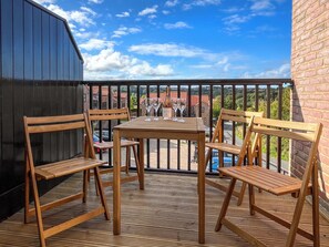 Outdoor dining - A peaceful getaway on the outskirts of Whitby. (Whitby)