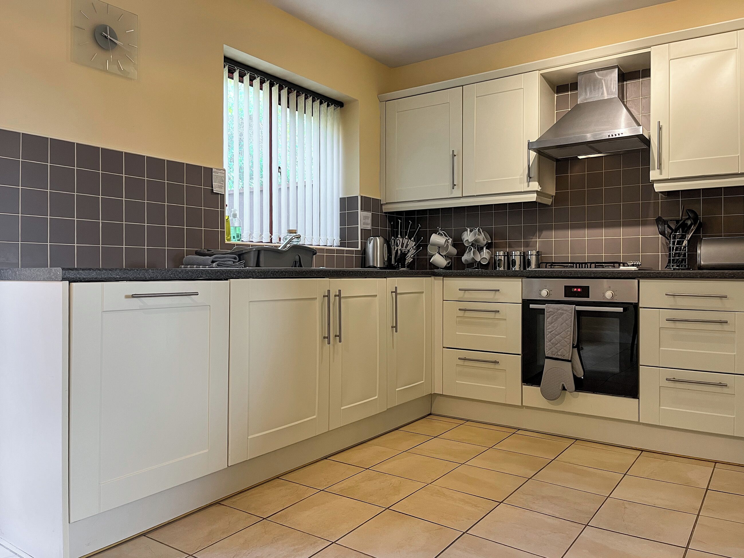 Oppvaskmaskin og høy barnestol