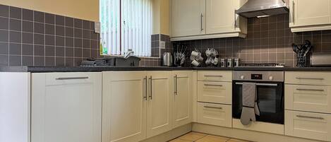 Lavavajillas y trona infantil